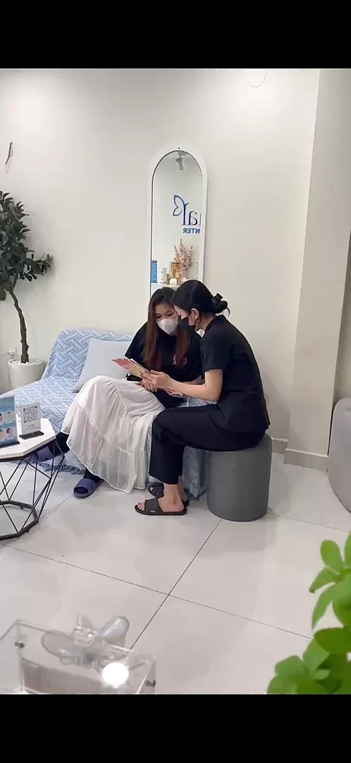Hướng dẫn chăm sóc da tại nhà và ký xác nhận buổi điều trị