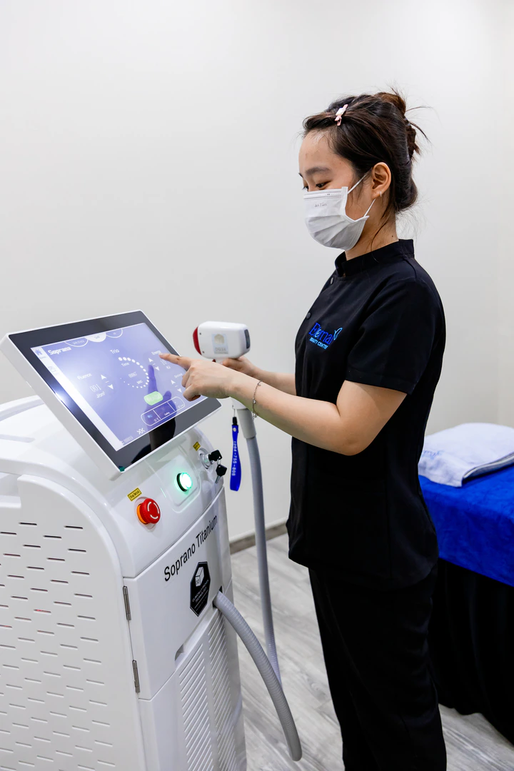 Kỹ thuật viên Eternal điều chỉnh thông số Diode Laser theo từng vùng da điều trị