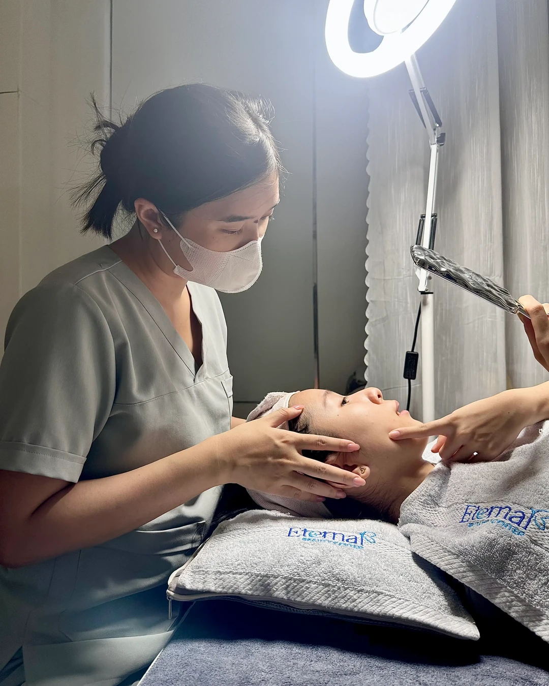 Kiểm tra vùng thâm dưới đèn vòng trước khi chọn phương pháp tại Eternal Beauty Center — màu, độ sâu và tình trạng mụn quyết định hướng xử lý