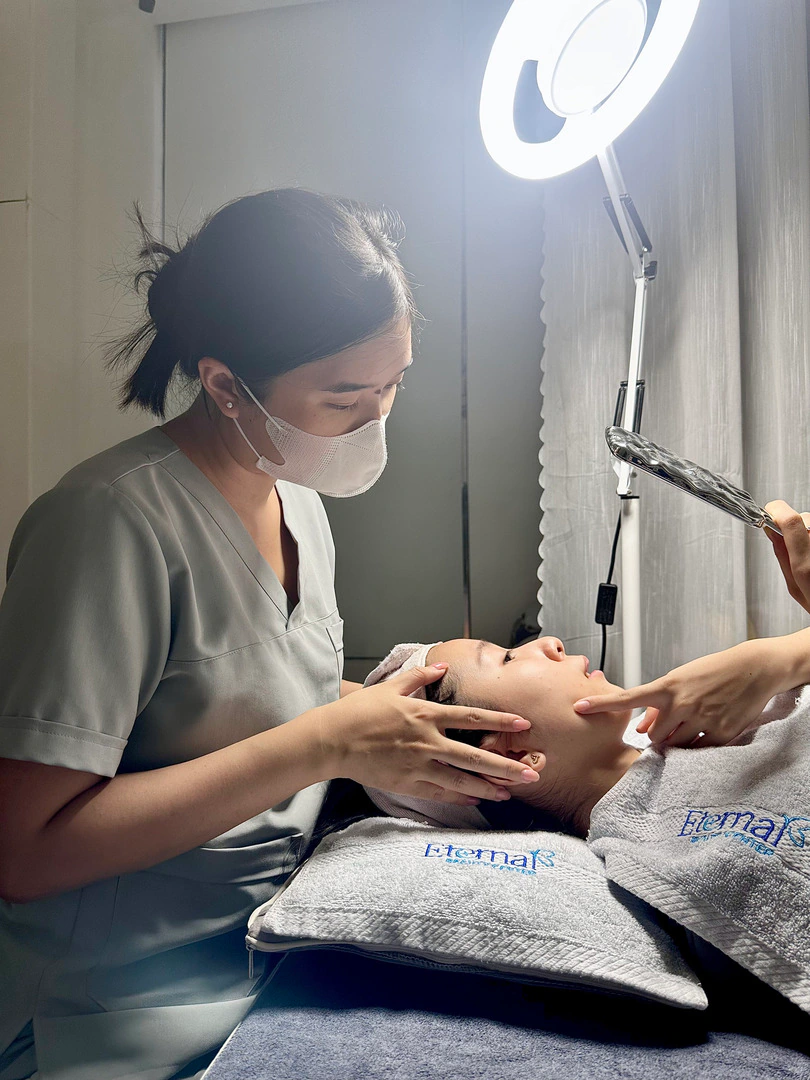 Bác sĩ soi da cho khách dưới đèn soi chuyên dụng để chẩn đoán nám tại Eternal Beauty Center